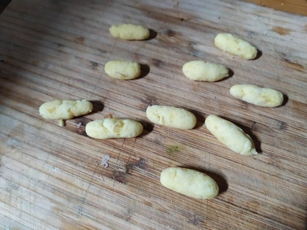 Da forma de pequeñas albóndigas a los ñoquis