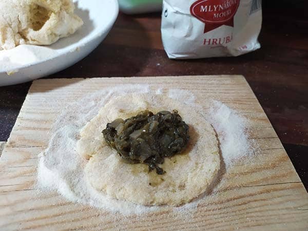 Tortita de masa ya extendida y con el relleno preparado para cerrar